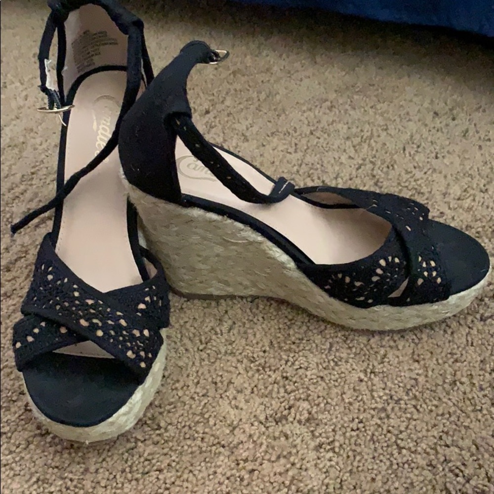 Black/tan wedges